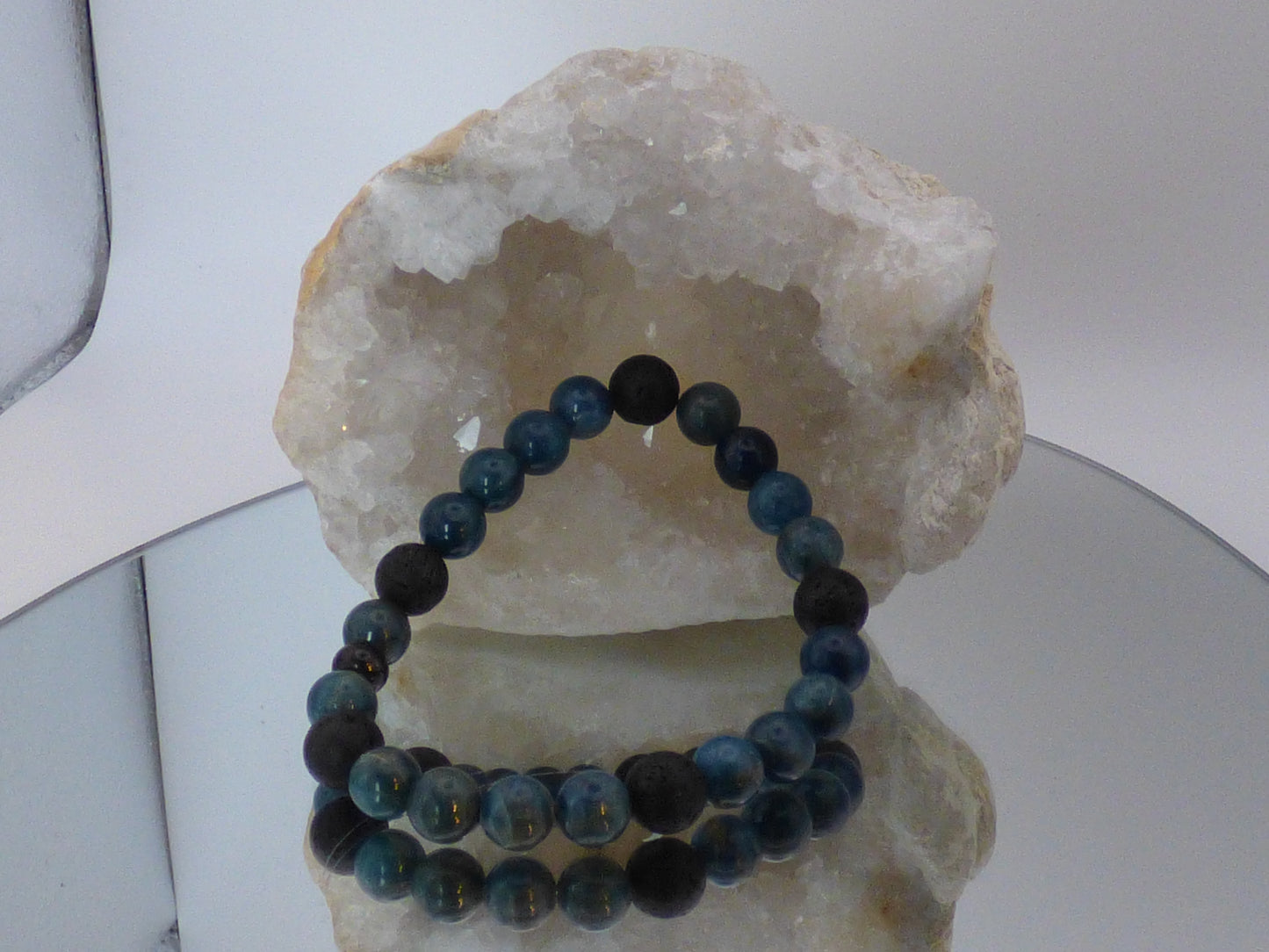 Bracelet en apatite et pierre de lave
