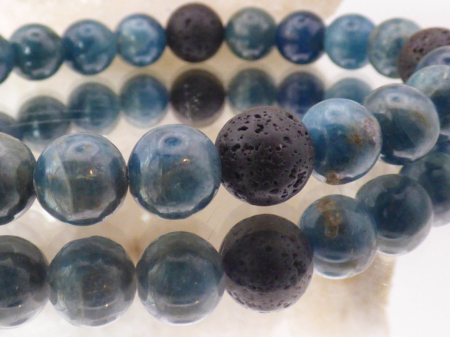Bracelet en apatite et pierre de lave